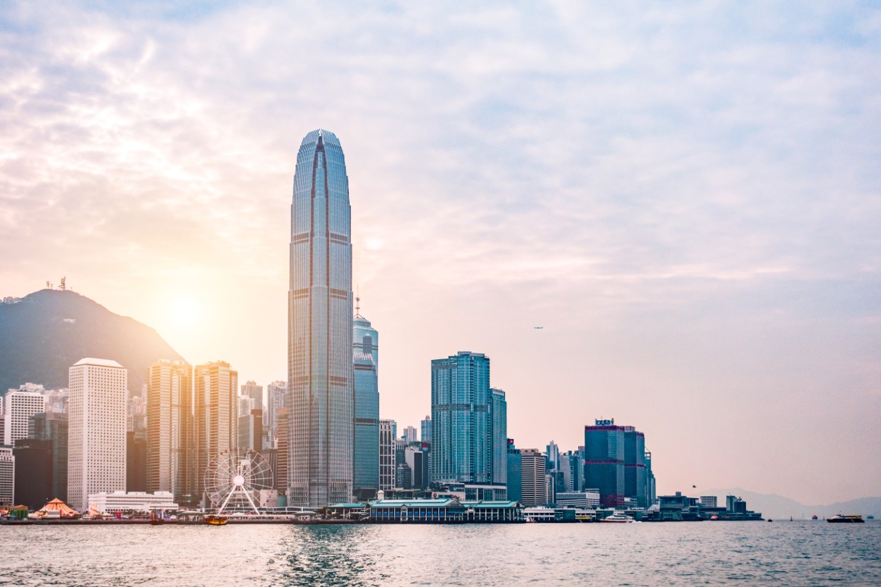 Usage: Available for Cathay Pacific Airways Limited s commercial and promotional use, worldwide and in perpetuity, on print and digital platforms and collateral, in the following areas:

 	Web (e.g. mobile, social media)
 	Cathay Pacific mobile / tablet apps
 	Print media and/or print collateral
 	Display
 	Corporate   internal or external use (e.g. presentations, training)
 	Broadcast, film/video, radio programming
 	Retail product / product packaging

Expiry date: Perpetual

Caption: Hong Kong skyline

Source: Getty Images (Ref no: 962167280)